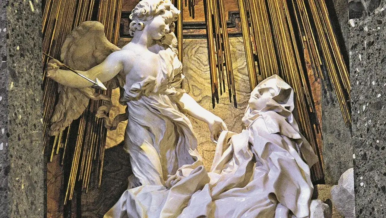 Scultura barocca: un angelo con una freccia tocca la Beata Ludovica Albertoni, in un momento di estasi divina.