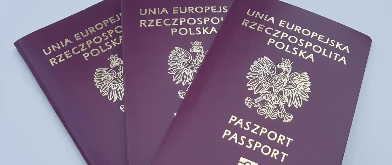 Trzy polskie paszporty, gotowe na podróż do Norwegii. Dokumenty z godłem Polski i napisem "Unia Europejska Rzeczpospolita Polska".