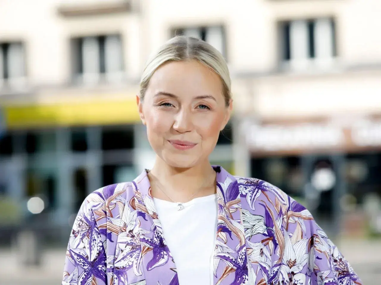 Sandra Hajduk-Popińska w kwiecistej marynarce, uśmiechnięta, jakby właśnie wracała z udanego ślubu.
