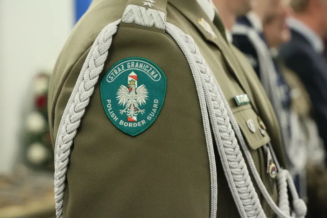 Emblemat Straży Granicznej na mundurze. Zastanawiasz się, ile trwa szkoła policji? To zupełnie inna ścieżka kariery!
