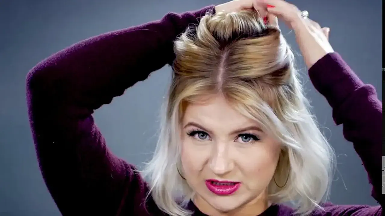 Mujer con pelo rubio corto haciendo un semirecogido con las manos.