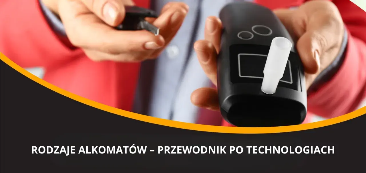 Dłonie trzymające alkomat i kluczyki samochodowe.