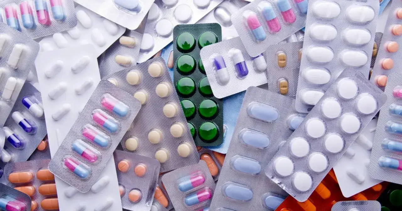 Mnóstwo opakowań tabletek i kapsułek. Czy suplementy są zdrowe? To pytanie zadaje sobie wielu, patrząc na tę apteczną kolekcję.