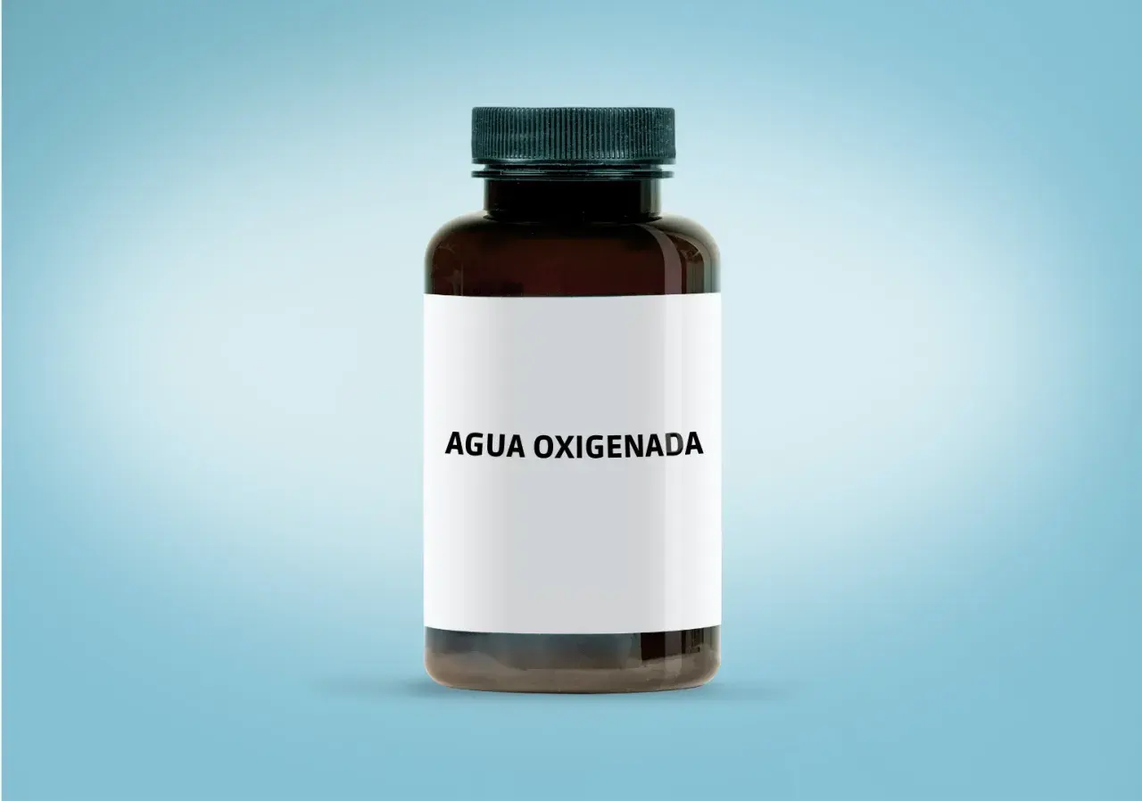 Botella de agua oxigenada para los dientes, con etiqueta blanca y tapa negra, sobre fondo azul claro.