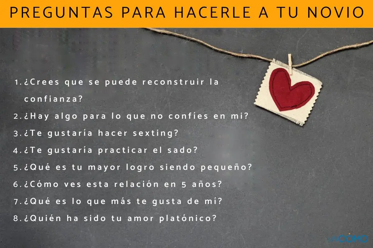 Lista de preguntas para conocer a tu pareja, incluyendo temas de confianza, intimidad y futuro. Un corazón de tela cuelga de un hilo.