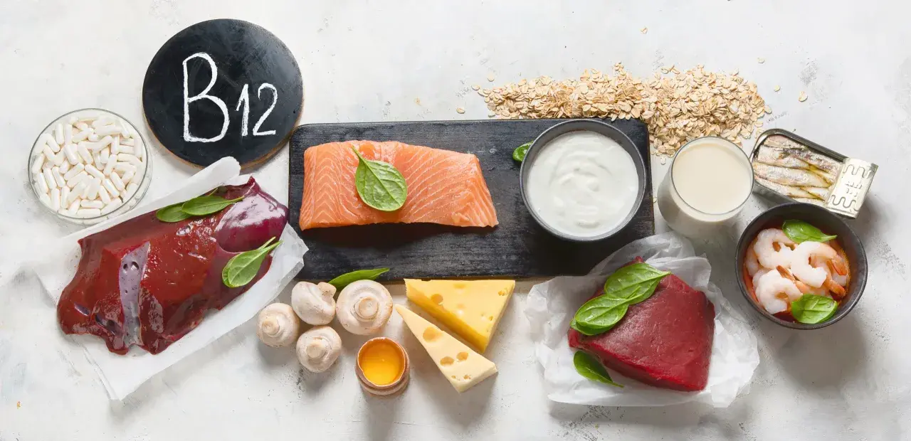 Witaj w świecie witaminy B12! Gdzie występuje? Wątróbka, łosoś, ser, jajka, mleko, krewetki, sardynki i płatki owsiane to jej bogate źródła.
