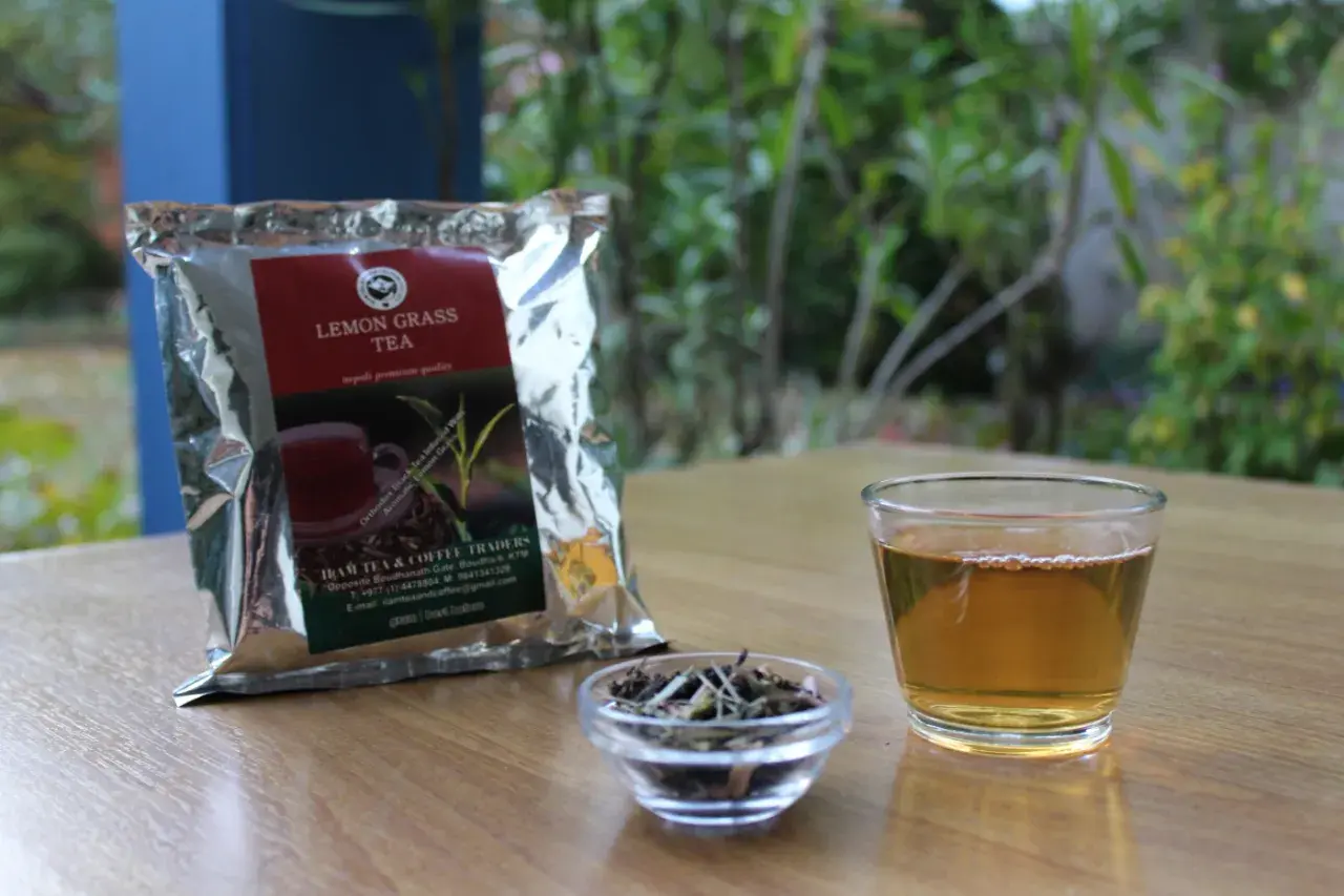 Zitronengras Tee: Ein Glas aromatischer Tee und die Packung daneben. Wie lange ziehen?