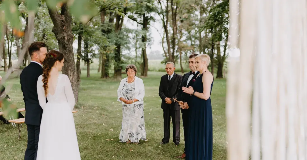 Młoda para otrzymuje katolickie błogosławieństwo na łonie natury.