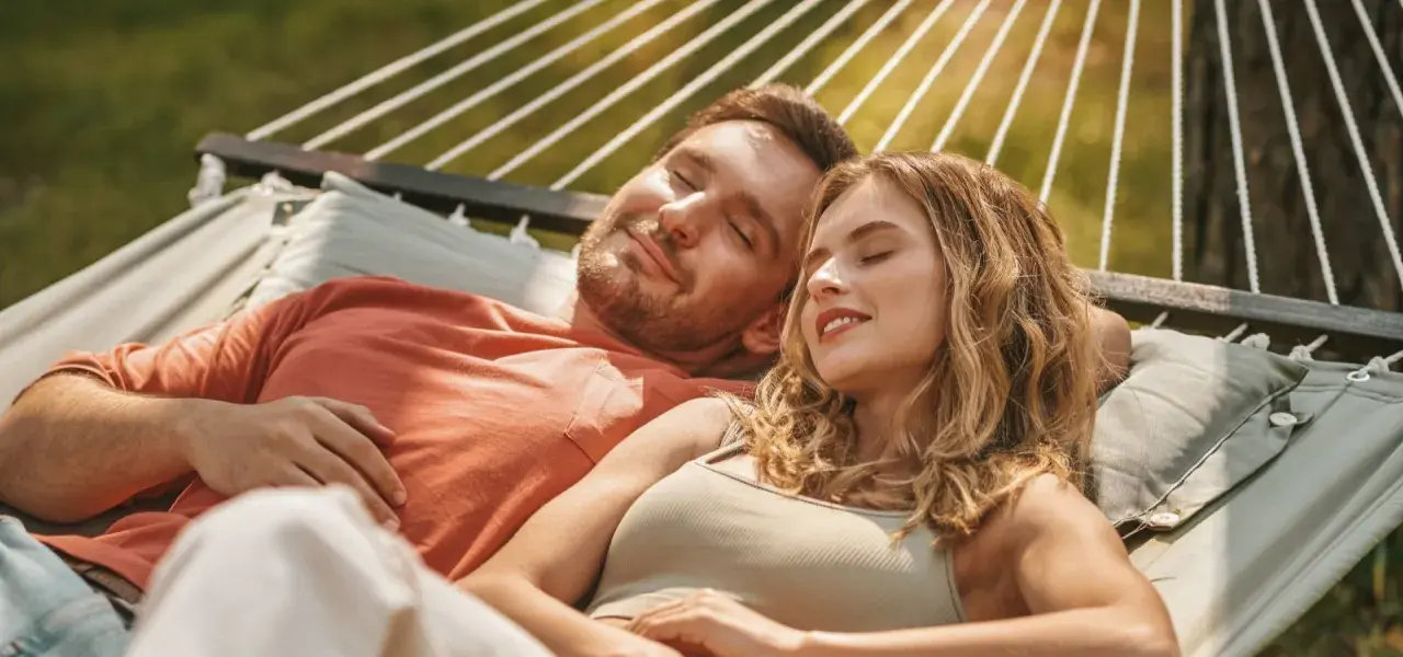Para spędza relaksujący weekend w hamaku. Idealne miejsce, by odpocząć od zgiełku Warszawy.