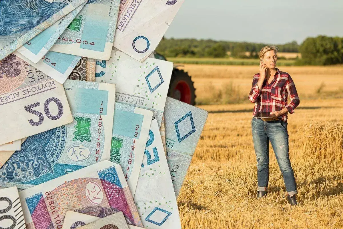 Pieniądze i młoda rolniczka na polu. Czy to premia dla młodego rolnika?
