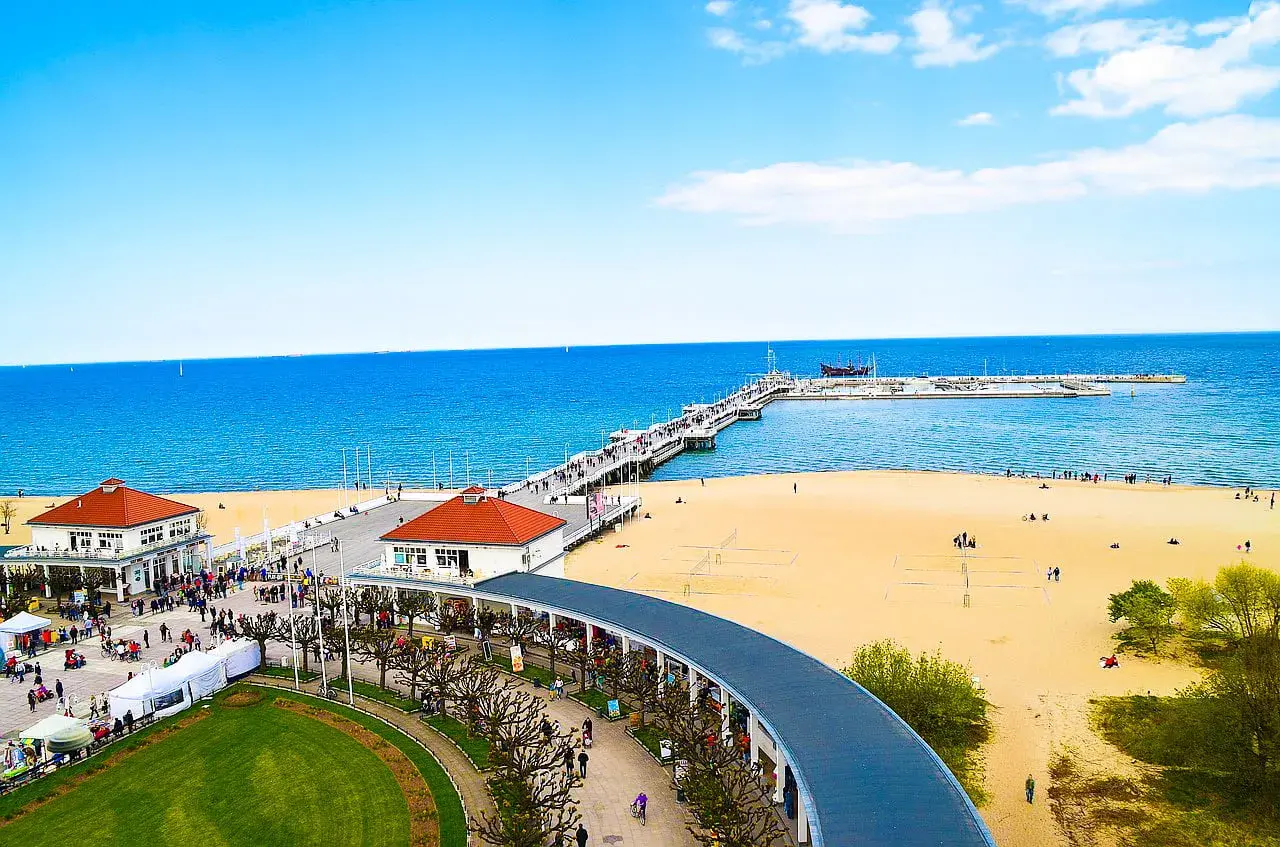 Sopot co warto zobaczyć: Molo, plaża i promenada tętnią życiem. Idealne miejsce na spacer i podziwianie Bałtyku.