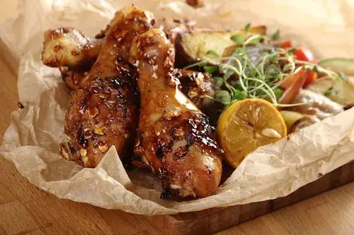 Ile smażyć udka na patelni, aby były chrupiące i soczyste?