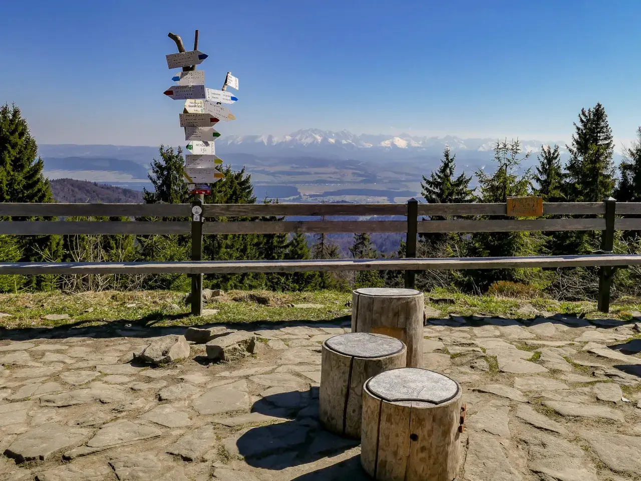 Widok z Turbacza na Tatry. Znak szlaków turystycznych wskazuje drogę do Nowego Targu.