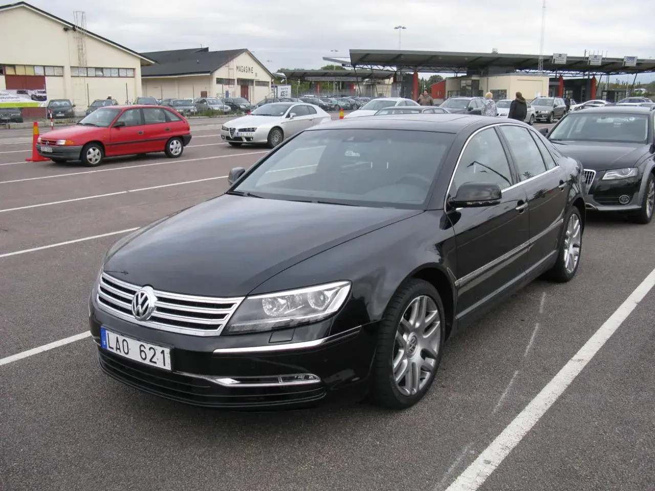 Svart VW Phaeton med registreringsskylten LAO 621 parkerad vid en gränsstation.