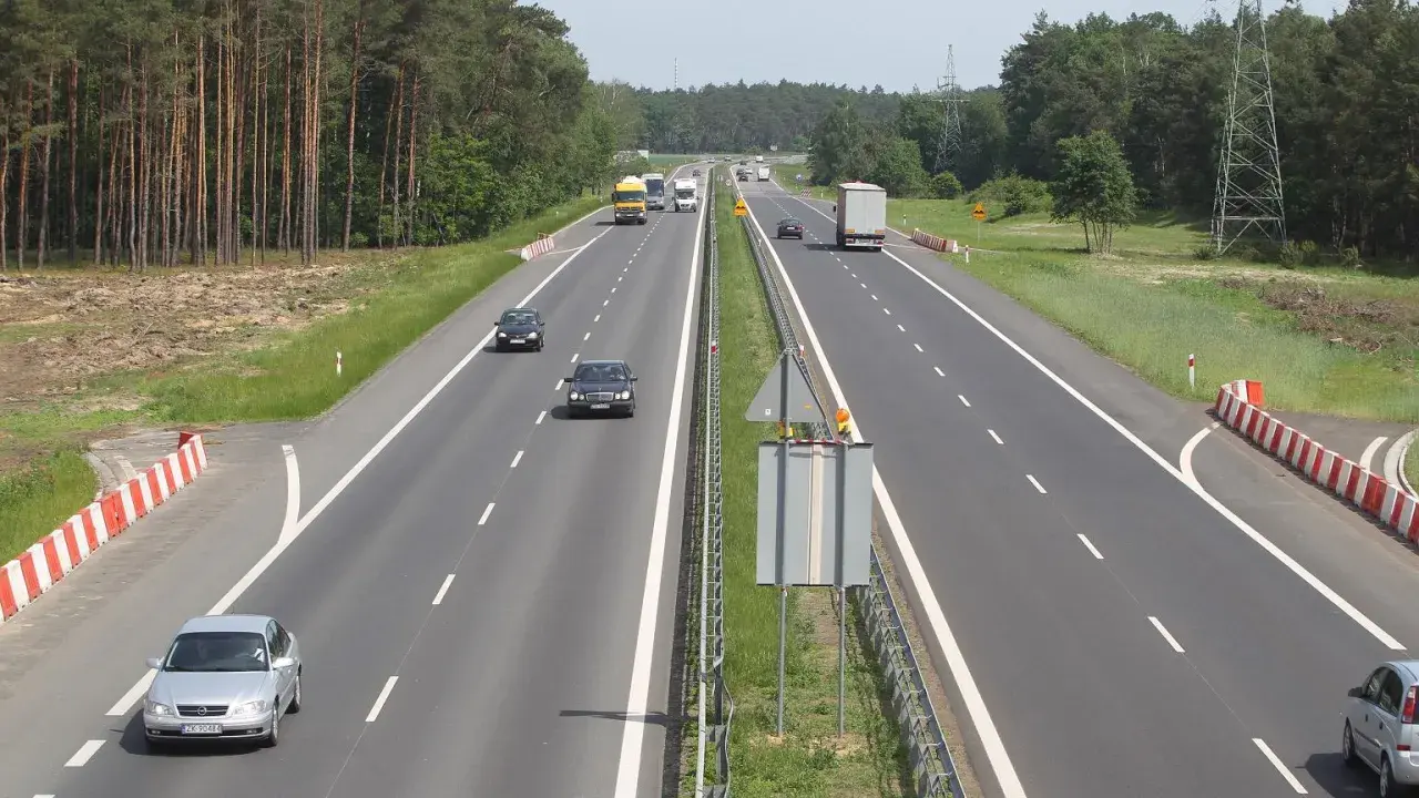 Na autostradzie ruch jest spory, a jeden z kierowców zdecydował się na wyprzedzanie z prawej strony.