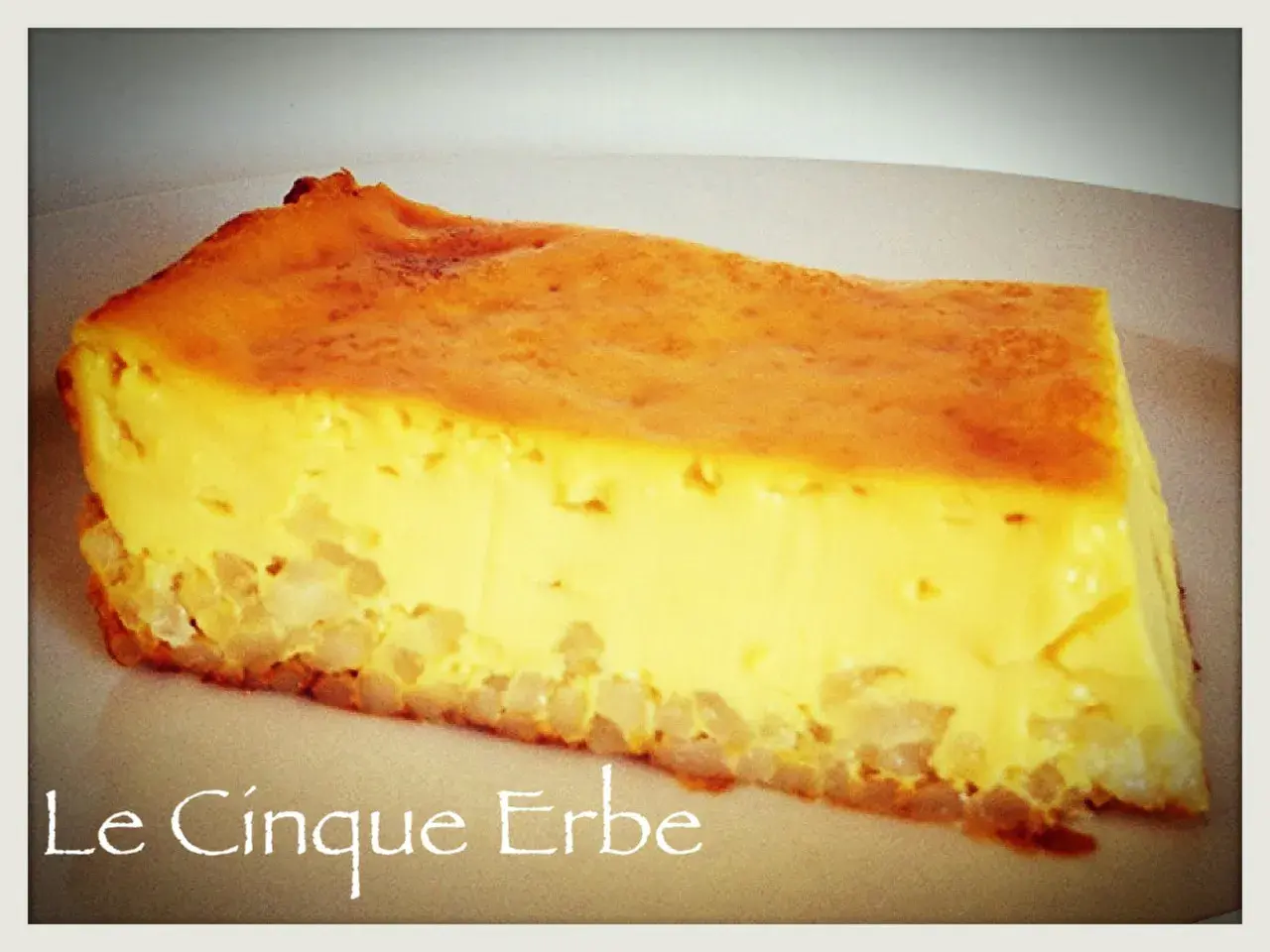 Una fetta di torta di riso ligure, con una base croccante e un ripieno cremoso e dorato.