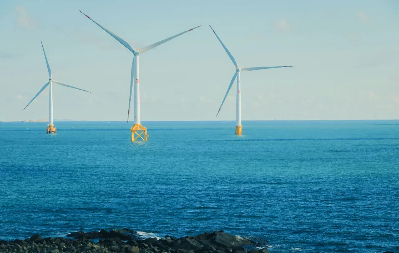 Wiatraki na morzu symbolizują potęgę Bałtyku i czystą energię.