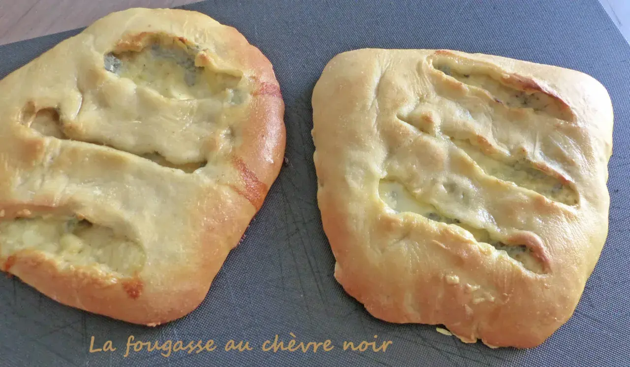 Deux fougasses au chèvre, dorées et moelleuses, garnies d'un fromage fondant. Un délice à partager.