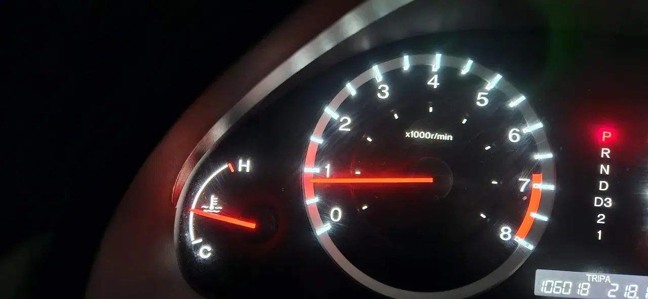 Instrumentpanel visar normal motortemperatur för dieselbilen. Varvräknaren visar lågt varvtal.