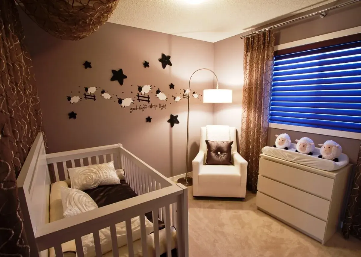 Idee pareti cameretta neonato maschio: un adesivo con pecorelle che saltano la staccionata e stelle, perfetto per sogni d'oro.