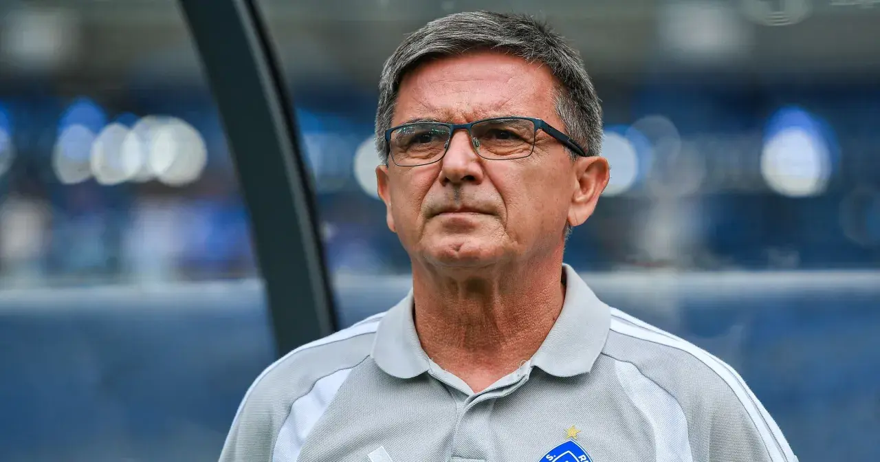 Trener w okularach, zamyślony. Czy to falstart, co to znaczy dla drużyny?