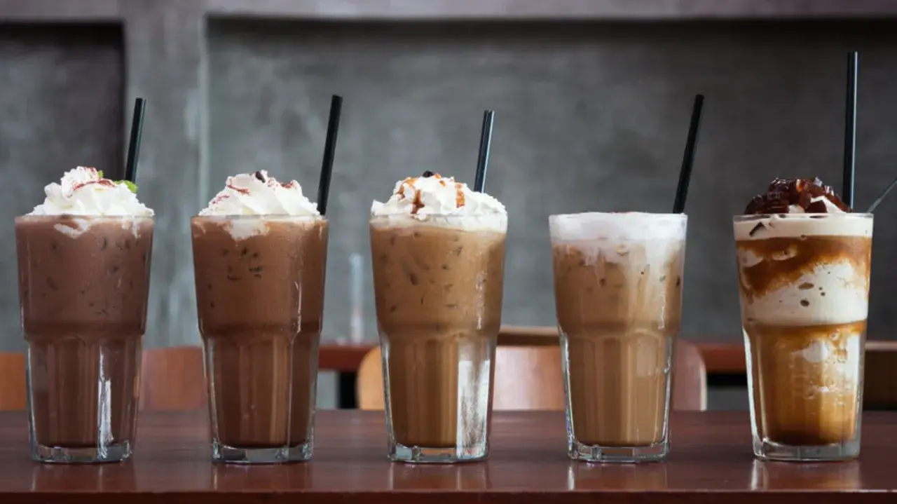 Fünf leckere Eiskaffee-Variationen, perfekt zum Eiskaffee selber machen. Mit Sahne, Karamell und Schokostreuseln garniert.