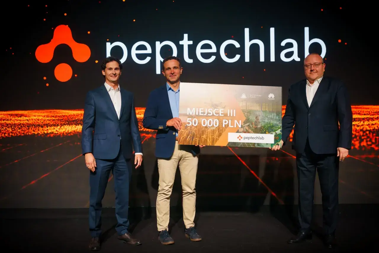 Trzech mężczyzn odbiera nagrodę fotograficzną w wysokości 50 000 PLN od Peptechlab.