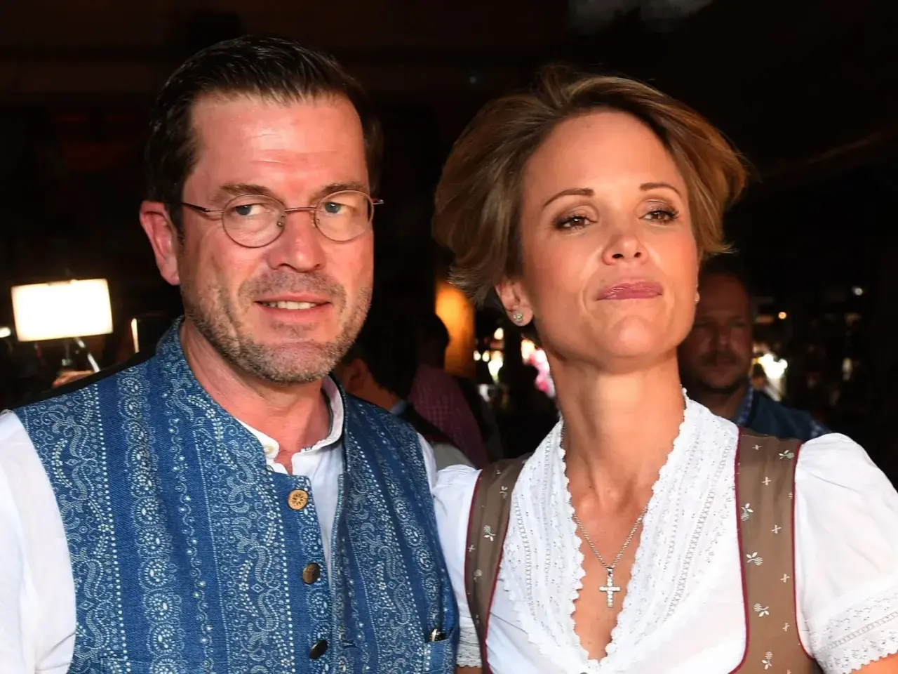 Karl-Theodor zu Guttenberg und seine Frau Stephanie in Tracht. Die zu Guttenberg Familie zeigt sich hier traditionell.