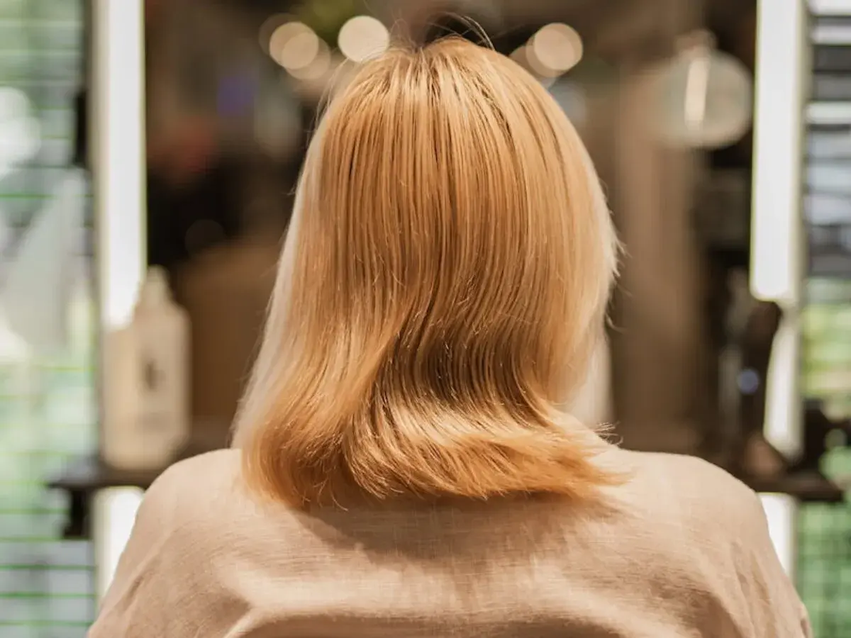 Jasne, blond włosy z subtelnymi refleksami, które mogą z czasem stać się siwe.