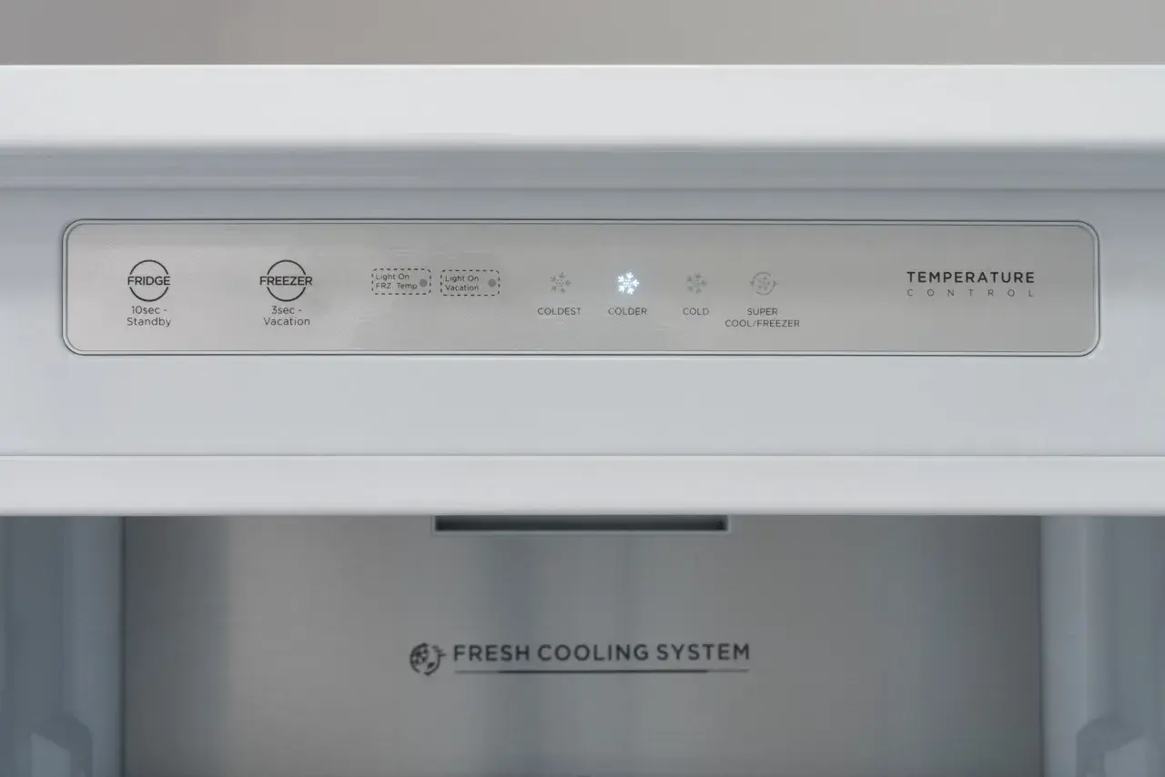 Panel sterowania lodówką z opcjami temperatury: "COLDEST", "COLDER", "COLD", "SUPER COOL/FREEZER". Wskazuje, jaka temperatura powinna być w zamrażarce.