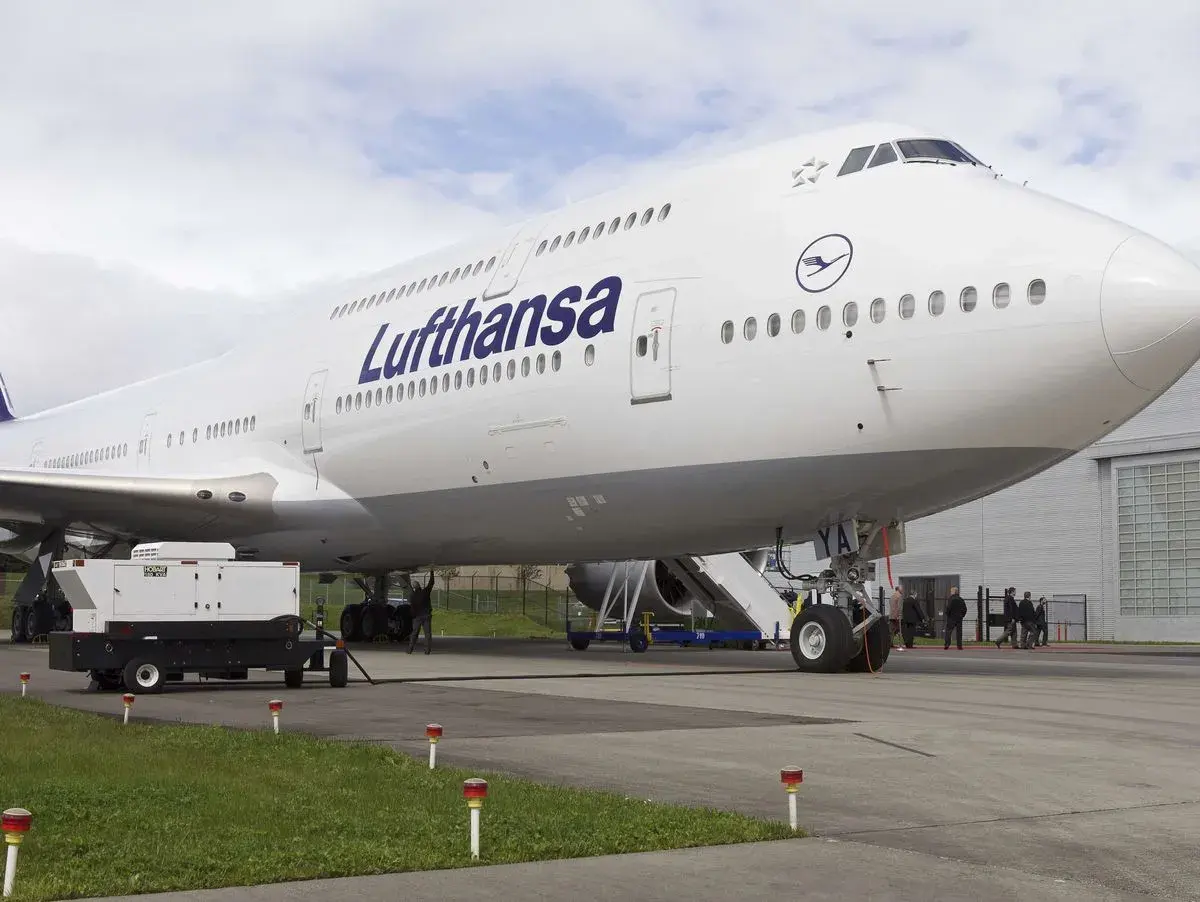 Lufthansa Boeing 747 am Boden. Passagiere steigen ein oder aus.