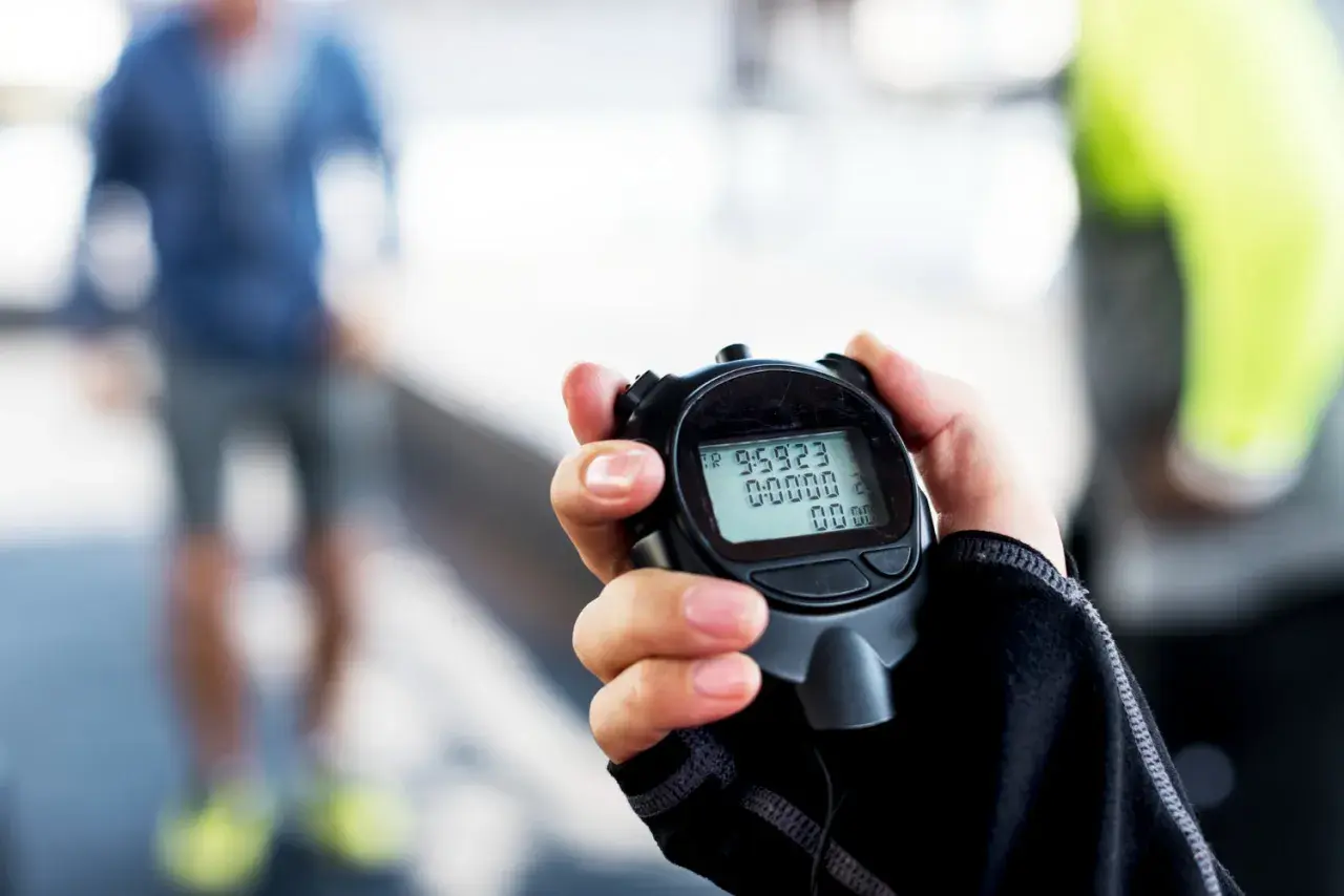 Cronómetro en mano, listo para medir el tiempo. Así es para que sirve un cronometro: para registrar cada segundo de tu entrenamiento y superar tus límites.
