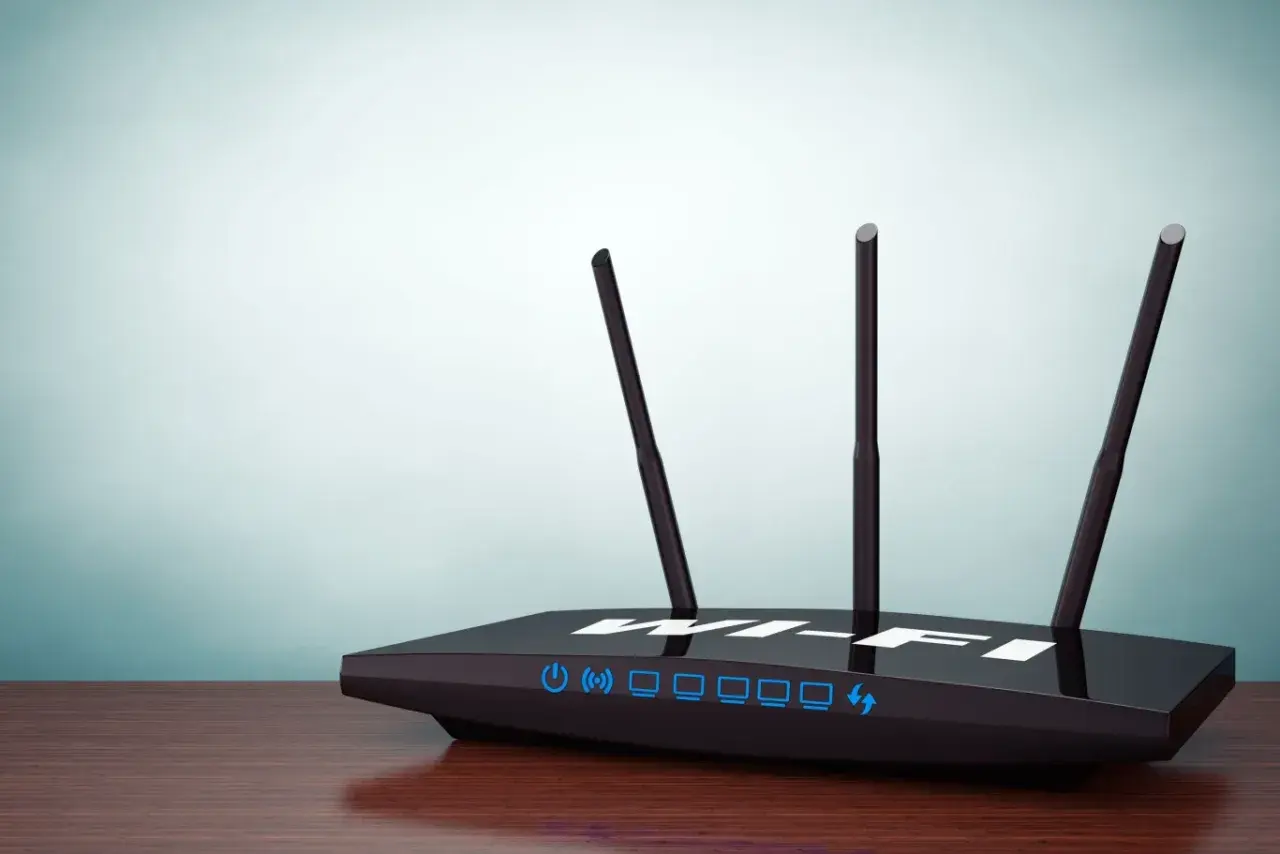Router Wi-Fi z antenkami. Dowiedz się, jak zmienić nazwę sieci Wi-Fi Orange, aby była bardziej osobista.