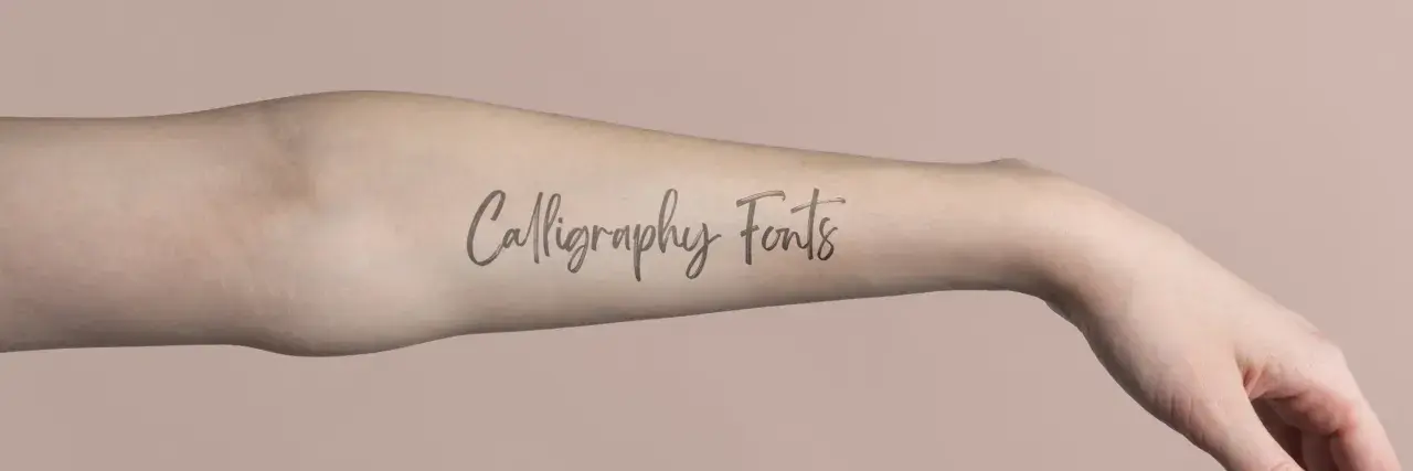 Ramię z napisem "Calligraphy Fonts" - inspiracja dla najładniejszych czcionek na tatuaż.