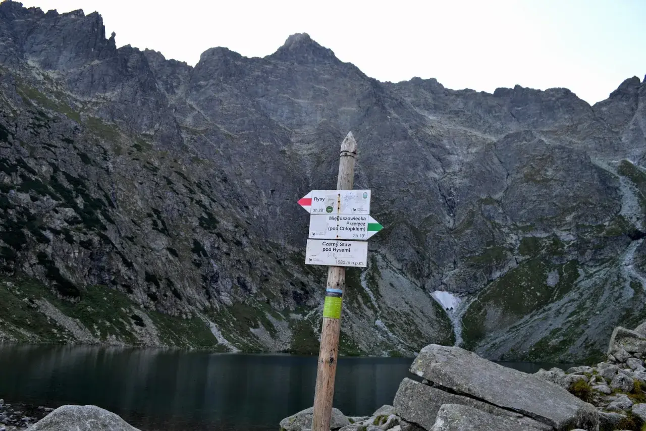 Tabliczka z drogowskazami przy Czarnym Stawie pod Rysami, wskazująca kierunki na Rysy i Mięguszowiecką Przełęcz.