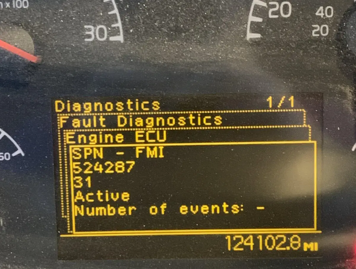 Motorfordonsinstrument visar feldiagnostik för motorns ECU. SPN 524287, FMI 31, aktivt. Kan indikera problem med tryckgivare partikelfilter.