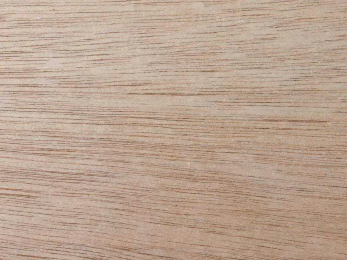 Superficie di legno okumè con venature sottili e parallele. Un legno duro, ideale per mobili e pavimenti.