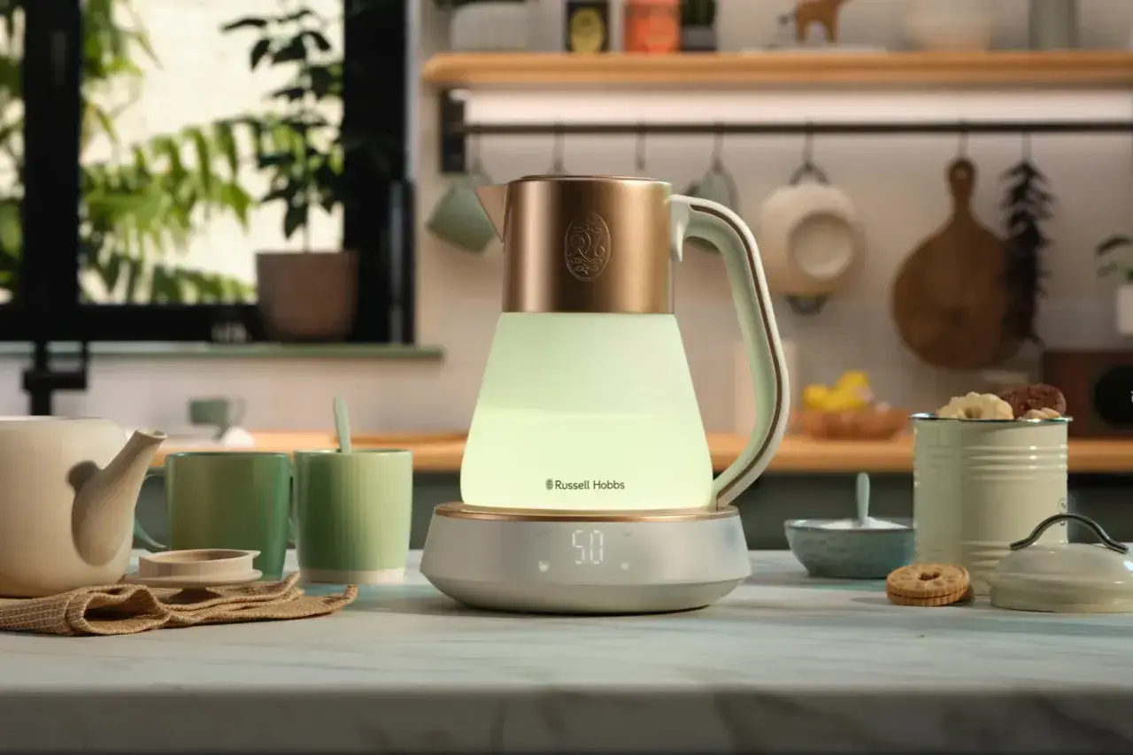 Czajnik Russell Hobbs z podświetleniem LED i cyfrowym wyświetlaczem temperatury 50°C idealny, by dowiedzieć się, ile parzyć rumianek.