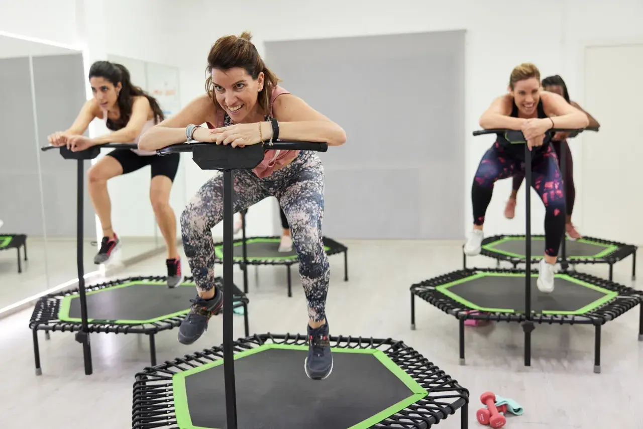 Frauen trainieren auf Mini-Trampolinen. Ein effektives Workout für den trampolin kalorienverbrauch.