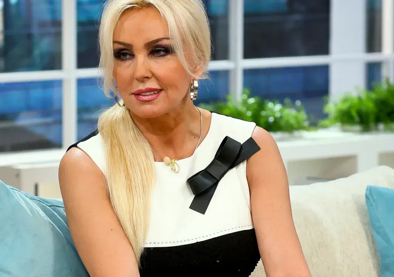 Kinga Korta, wiek nie gra roli, gdy ma się taki styl. Elegancka blondynka w czarno-białej sukience z kokardą.