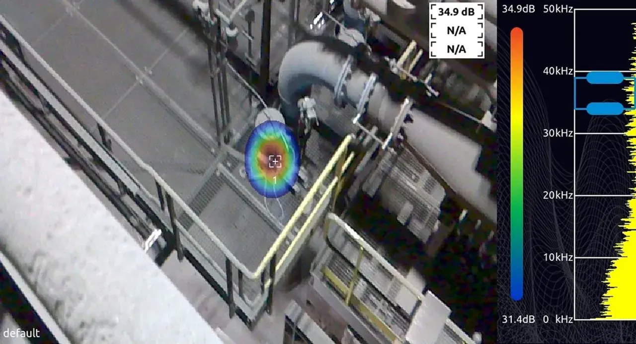 Analisi acustica di un impianto industriale, con un'area colorata che indica la fonte sonora, forse legata a motori Minarelli.