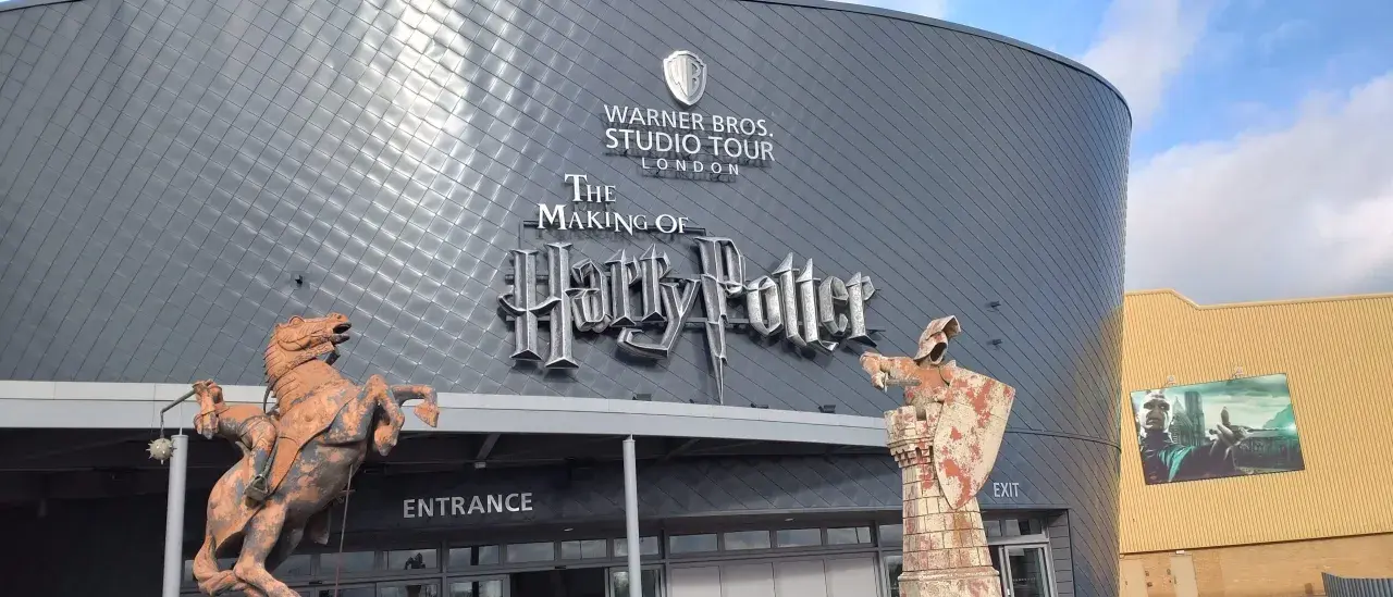 Warner Bros. Studio Tour London – The Making of Harry Potter. Dwie rzeźby, rycerz na koniu i postać w kapturze, przed wejściem. Londyn atrakcje Harry Potter.