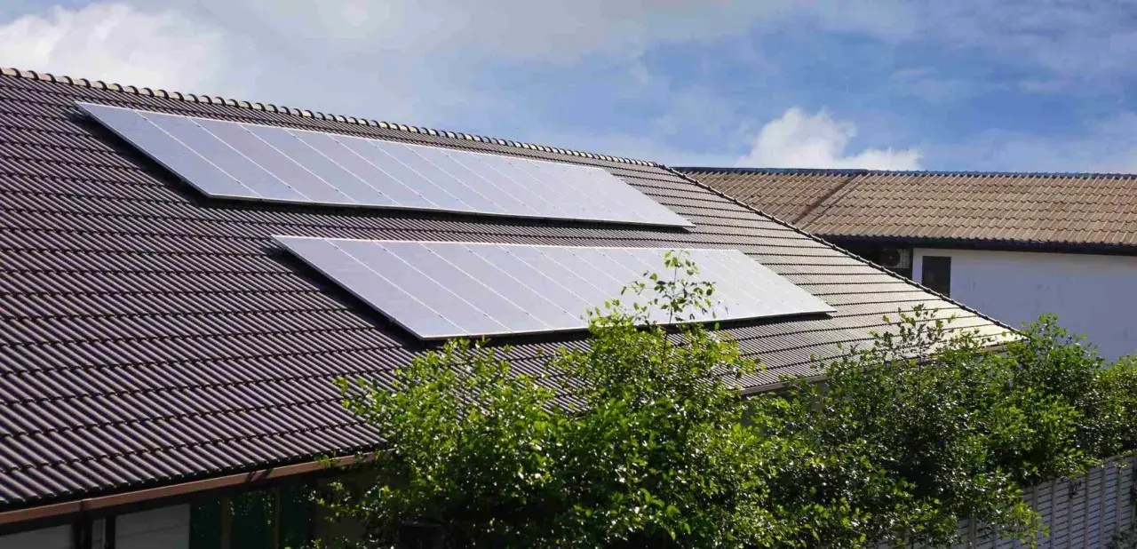 Paneles solares en tejado, captando energía solar incluso en días nublados.