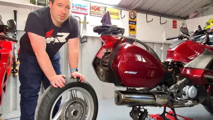 Ile oleju do silnika Honda Deauville 700? Oto kluczowe informacje