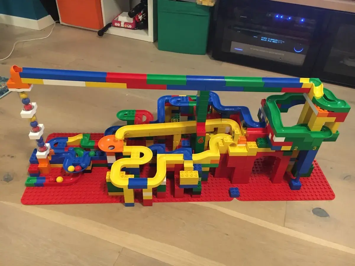 Bunte Duplo Kugelbahn mit vielen Kurven und Rampen. Tolle Duplo bauen Ideen für stundenlangen Spielspaß.