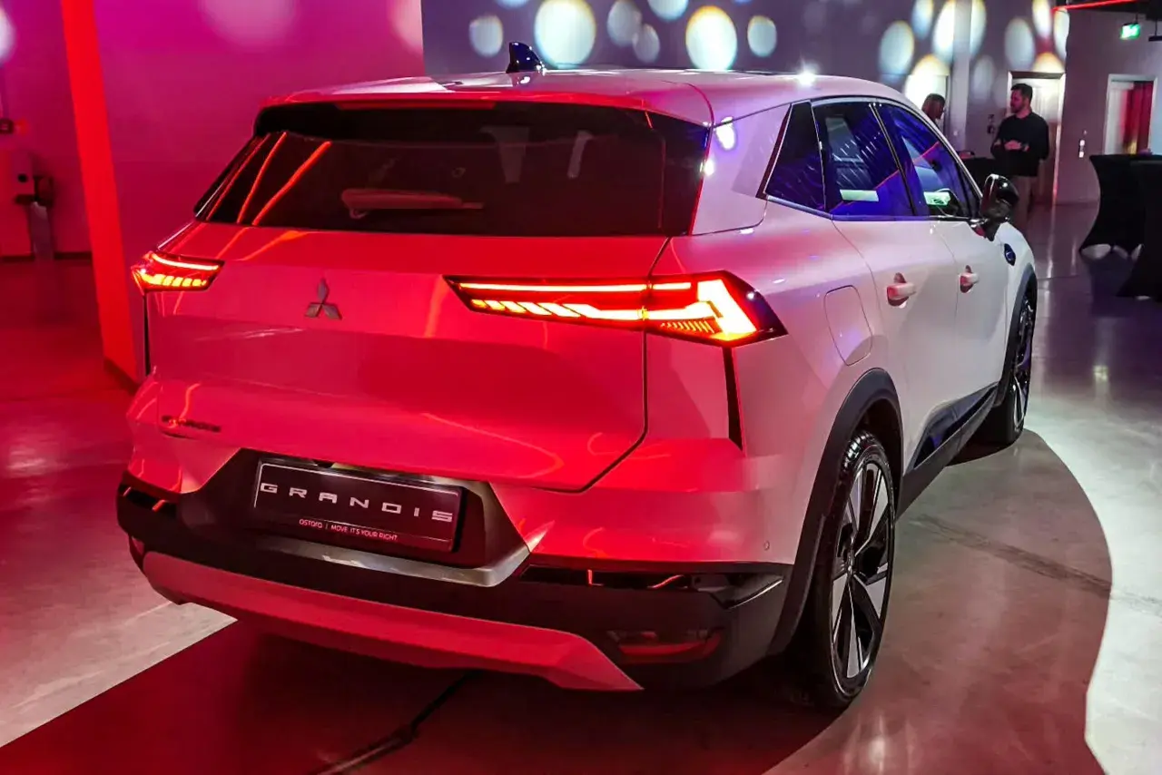 Nowy Mitsubishi Grandis 2025 z nowoczesnymi światłami LED i eleganckim tyłem.