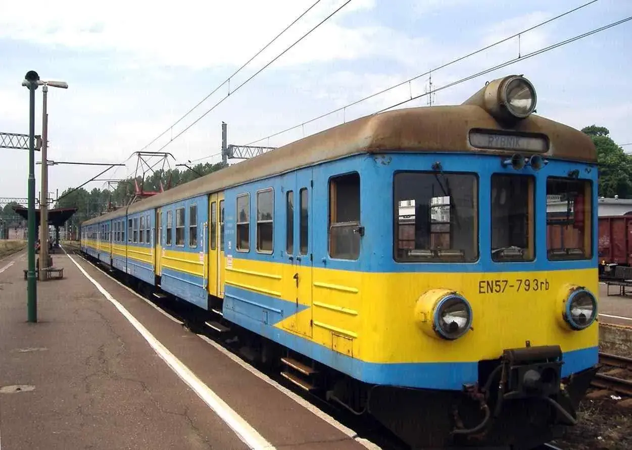 Niebiesko-żółty pociąg EN57-793rb, popularnie zwany "kibel", stoi na stacji Rybnik.