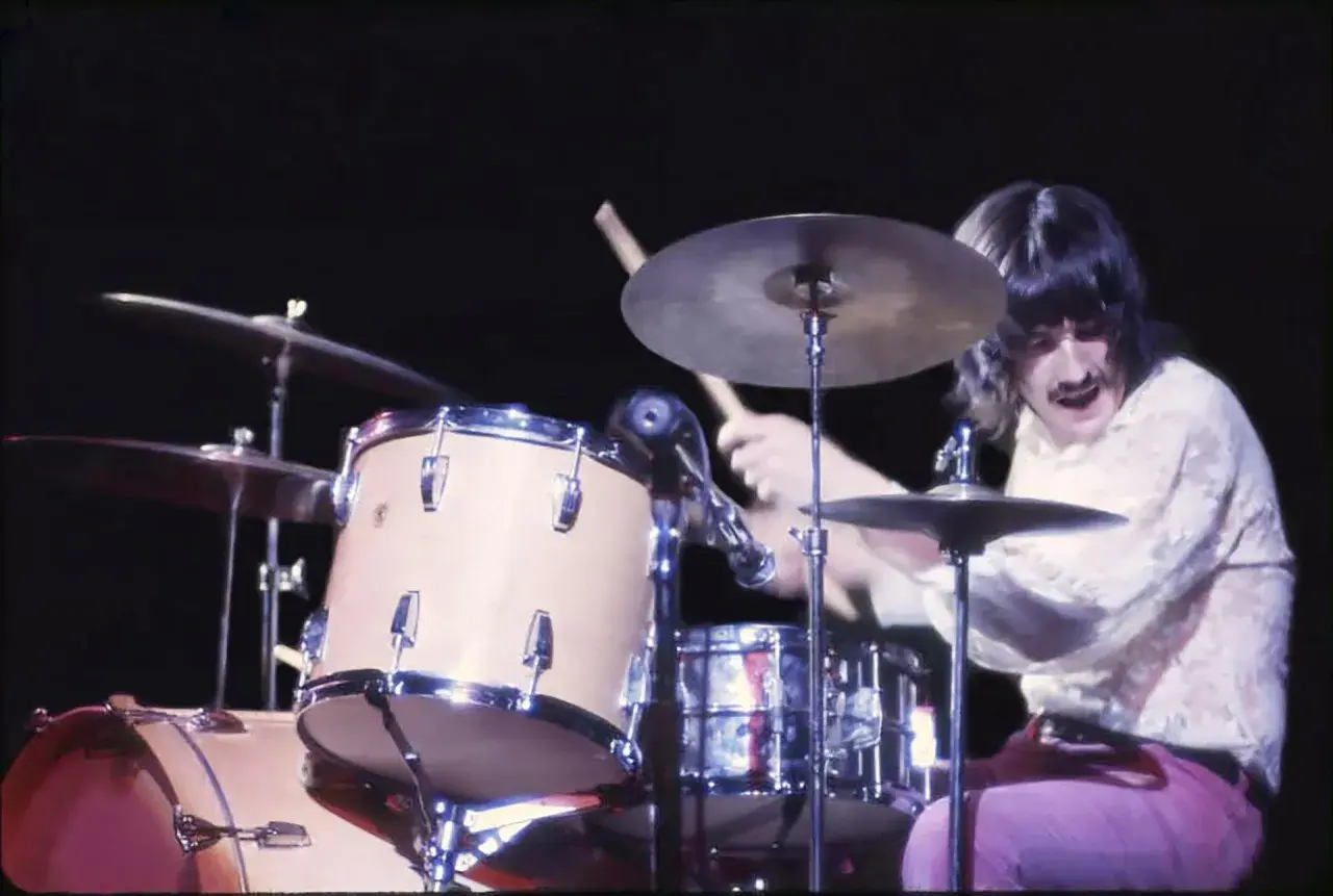 John Bonham, legendarny perkusista Led Zeppelin, w akcji za swoim zestawem perkusyjnym.