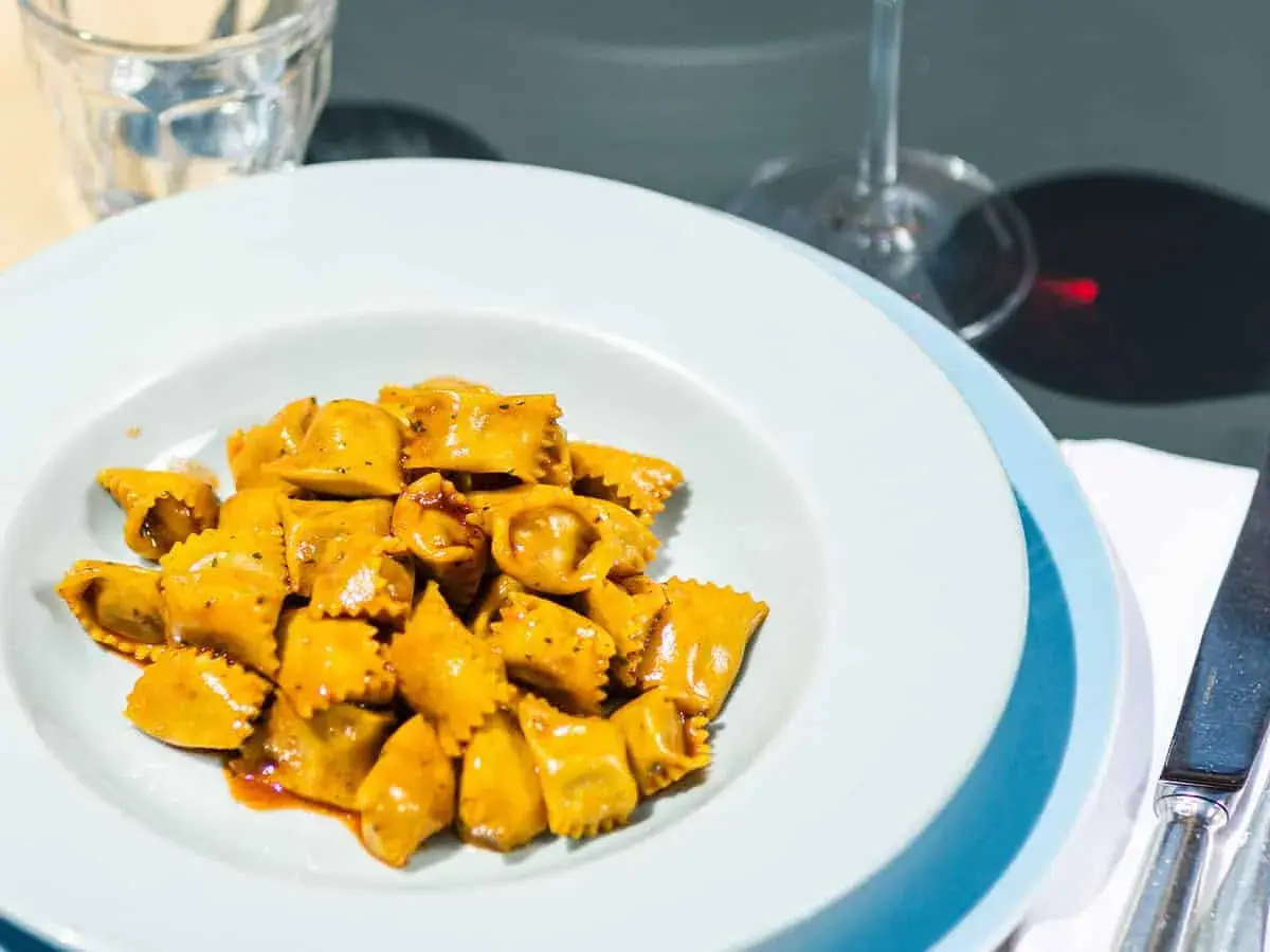 Ravioli gustosi, un'ottima opzione per chi cerca dove mangiare nelle Langhe spendendo poco. Un piatto che sa di tradizione.