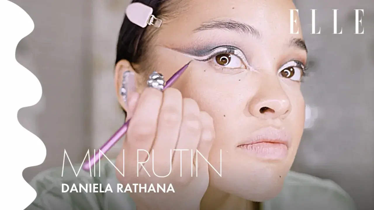 Daniela Rathana skapar en dramatisk ögonmakeup med en skarp eyeliner som ger en brow lift-effekt.